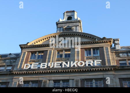 Façade du grand magasin De Bijenkorf monumental dans le centre-ville d'Amsterdam, à l'angle de la place du Dam et le Damrak Banque D'Images