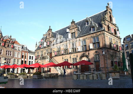 Début du 17e siècle maison de pesage (BoterWaag) dans le style Renaissance sur la Grand-Place, centre de Nimègue, Pays-Bas. Banque D'Images