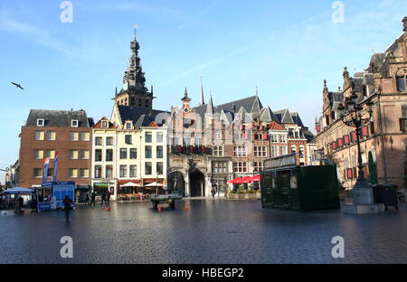 Grand-place, centre de Nimègue, Pays-Bas. Début du 17e siècle maison de pesage (BoterWaag) à droite, Stevenskerk en retour Banque D'Images