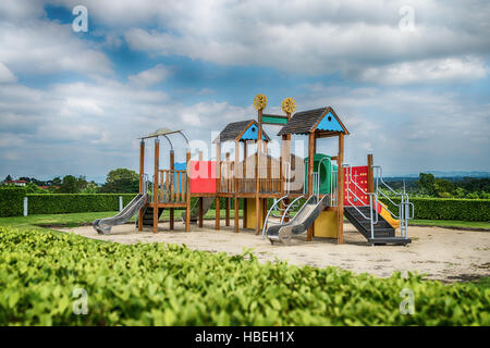 Aire de jeux colorée sur chantier dans le parc. Banque D'Images