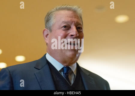 New York, USA. 5 Décembre, 2016. L'ancien Vice-président Al Gore s'est entretenu avec les membres de la presse à la suite de sa rencontre avec le président élu, Trump et fille Ivanka Trump au Trump Tower à New York, NY : Crédit Albin Lohr-Jones/Pacific Press/Alamy Live News Banque D'Images