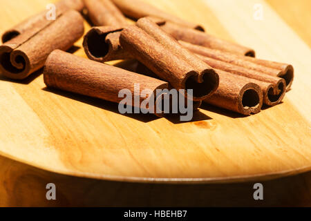 Cannelle (Cinnamomum verum) colle sur une table en bois Banque D'Images