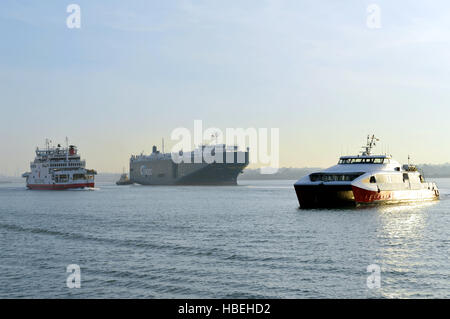 Osprey rouge Ferry, d'un cargo et Ferry Jet rouge arrivant à Southampton Water, Southampton, UK Banque D'Images