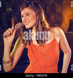 Image composite de woman singing in bar Banque D'Images