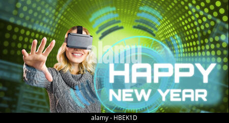 Femme de la réalité à l'aide de casque virtuel Banque D'Images