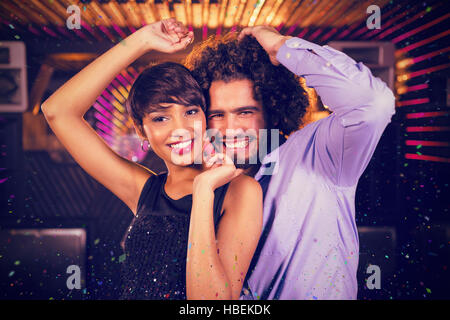 Image composite de cute couple dansant ensemble sur la piste de danse Banque D'Images