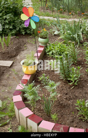 Divers objets anciens décorent le jardin Banque D'Images