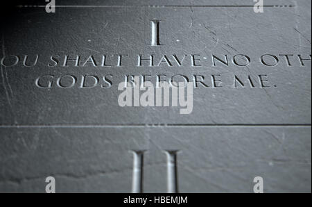 Un gros plan de rendu 3D des dix commandements gravés dans une tablette de pierre en évidence le premier Banque D'Images