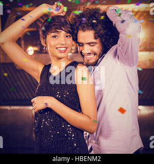 Image composite de cute couple dansant ensemble sur la piste de danse Banque D'Images