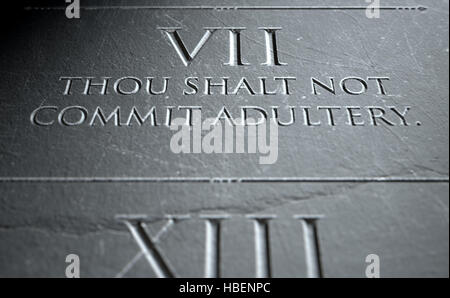 Un gros plan de rendu 3D des dix commandements gravés dans une tablette de pierre soulignant la septième Banque D'Images