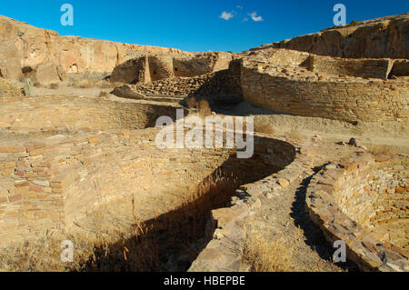 C'est élevé et Kiva Plaza Kivas, Chetro Ketl Chacoan Great House, Hisatsinom Anasazi Pueblo ancestrales, Site Historique National de la culture chaco Banque D'Images