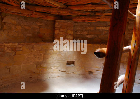 C Kiva restaurée, l'échelle à l'entrée, les pilastres soutenant le toit, sapin, Maison d'Habitation anasazi Hisatsinom Falaise Ancestral Pueblo Site, Chapin Mes Banque D'Images