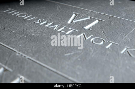 Un gros plan de rendu 3D des dix commandements gravés dans une tablette de pierre soulignant la sixième Banque D'Images