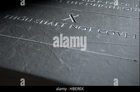 Un gros plan de rendu 3D des dix commandements gravés dans une tablette de pierre soulignant le dixième Banque D'Images