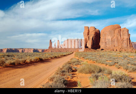 Trois Sœurs et Mitchell Mesa, Camel Butte et Cly Butte, Loop Road, Monument Valley Navajo Tribal Park, Réserve de la Nation Navajo, Arizona/Utah Bor Banque D'Images