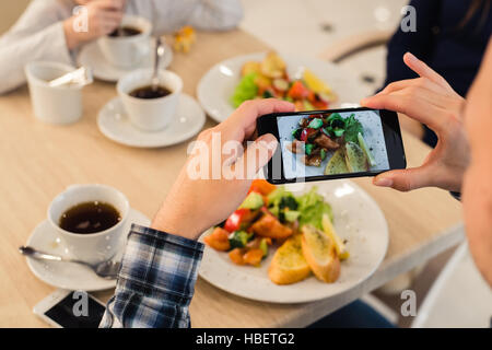 Close-up Man's hands Taking Picture of Food avec smart Mobile Phone Banque D'Images