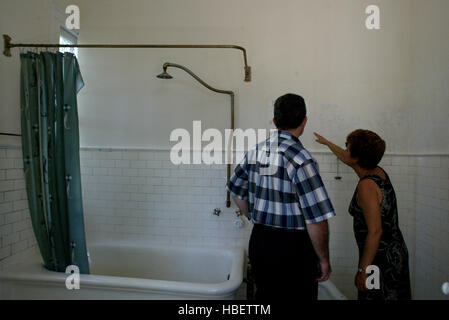 Photo Fichier/ LA HAVANE, CUBA 2005 : Groupe américain dirigé par James McGovern, Rép. Aux États-Unis un Démocrate du Massachusetts, ont signé un accord lundi pour collaborer à la restauration et à la préservation de 2 000 lettres, 3 000 photographies personnelles et certains projets de fragments de romans et nouvelles qui ont été conservés dans le sous-sol humide de Finca de Vigia, la villa à l'extérieur de La Havane où Hemingway a vécu de 1939-1960. Financé par la Fondation Rockefeller, l'effort commun, basé à New York, le Conseil de recherche en sciences sociales et le Conseil national cubain de mircofilm patrimoine va produire des copies des documents, restor Banque D'Images