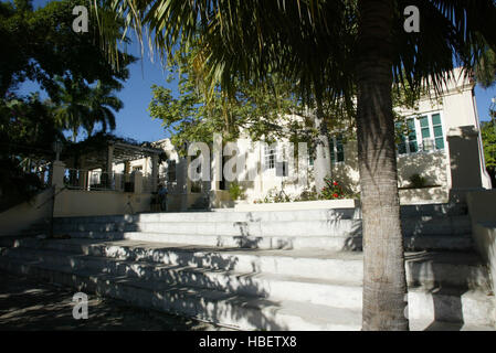 Photo Fichier/ LA HAVANE, CUBA 2005 : Groupe américain dirigé par James McGovern, Rép. Aux États-Unis un Démocrate du Massachusetts, ont signé un accord lundi pour collaborer à la restauration et à la préservation de 2 000 lettres, 3 000 photographies personnelles et certains projets de fragments de romans et nouvelles qui ont été conservés dans le sous-sol humide de Finca de Vigia, la villa à l'extérieur de La Havane où Hemingway a vécu de 1939-1960. Financé par la Fondation Rockefeller, l'effort commun, basé à New York, le Conseil de recherche en sciences sociales et le Conseil national cubain de mircofilm patrimoine va produire des copies des documents, restor Banque D'Images