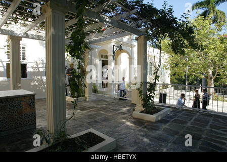 Photo Fichier/ LA HAVANE, CUBA 2005 : Groupe américain dirigé par James McGovern, Rép. Aux États-Unis un Démocrate du Massachusetts, ont signé un accord lundi pour collaborer à la restauration et à la préservation de 2 000 lettres, 3 000 photographies personnelles et certains projets de fragments de romans et nouvelles qui ont été conservés dans le sous-sol humide de Finca de Vigia, la villa à l'extérieur de La Havane où Hemingway a vécu de 1939-1960. Financé par la Fondation Rockefeller, l'effort commun, basé à New York, le Conseil de recherche en sciences sociales et le Conseil national cubain de mircofilm patrimoine va produire des copies des documents, restor Banque D'Images