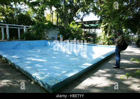 Photo Fichier/ LA HAVANE, CUBA 2005 : Groupe américain dirigé par James McGovern, Rép. Aux États-Unis un Démocrate du Massachusetts, ont signé un accord lundi pour collaborer à la restauration et à la préservation de 2 000 lettres, 3 000 photographies personnelles et certains projets de fragments de romans et nouvelles qui ont été conservés dans le sous-sol humide de Finca de Vigia, la villa à l'extérieur de La Havane où Hemingway a vécu de 1939-1960. Financé par la Fondation Rockefeller, l'effort commun, basé à New York, le Conseil de recherche en sciences sociales et le Conseil national cubain de mircofilm patrimoine va produire des copies des documents, restor Banque D'Images