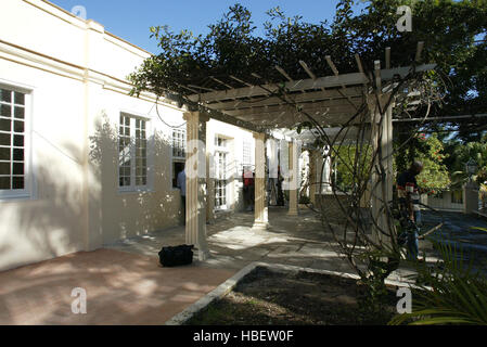 Photo Fichier/ LA HAVANE, CUBA 2005 : Groupe américain dirigé par James McGovern, Rép. Aux États-Unis un Démocrate du Massachusetts, ont signé un accord lundi pour collaborer à la restauration et à la préservation de 2 000 lettres, 3 000 photographies personnelles et certains projets de fragments de romans et nouvelles qui ont été conservés dans le sous-sol humide de Finca de Vigia, la villa à l'extérieur de La Havane où Hemingway a vécu de 1939-1960. Financé par la Fondation Rockefeller, l'effort commun, basé à New York, le Conseil de recherche en sciences sociales et le Conseil national cubain de mircofilm patrimoine va produire des copies des documents, restor Banque D'Images