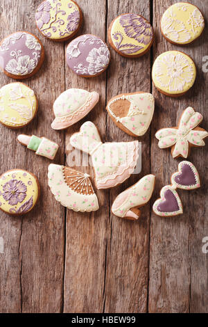 Le jour de mère gingerbread cookies close-up sur la table. vertical Vue de dessus Banque D'Images