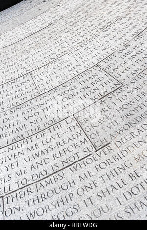 Détail de l'inscription dans le pavés NYC AIDS Memorial à Greenwich Village à New York le jour de son inauguration, la Journée mondiale du sida, le Jeudi, Décembre 1, 2016. En plus d'un kiosque et d'une fontaine les pavés sur le mémorial, conçu par l'artiste Jenny Holzer feature Walt Whitman's 'chant de moi-même'. Le monument est situé en face de l'emplacement de l'hôpital St. Vincent qui abritait le premier et le plus important service SIDA. (© Richard B. Levine) Banque D'Images