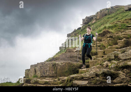 Femelle sur rocky hill chemin, Peak District, Derbyshire, Royaume-Uni. Banque D'Images