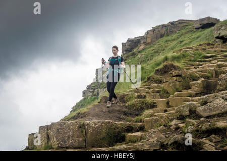 Femelle sur rocky hill chemin, Peak District, Derbyshire, Royaume-Uni. Banque D'Images