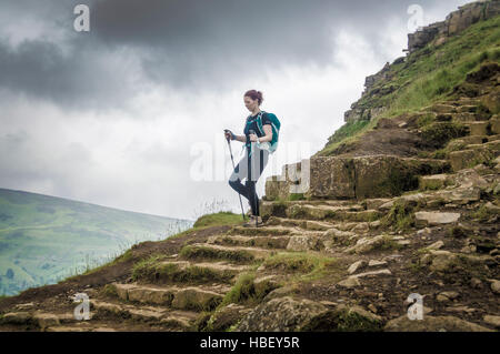 Femelle sur rocky hill chemin, Peak District, Derbyshire, Royaume-Uni. Banque D'Images