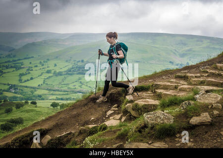 Femelle sur rocky hill chemin, Peak District, Derbyshire, Royaume-Uni. Banque D'Images