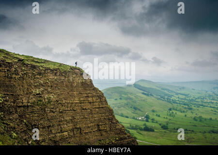 Walker sur hill, Peak District, Derbyshire, Royaume-Uni. Banque D'Images