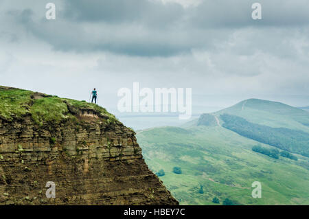 Walker sur hill, Peak District, Derbyshire, Royaume-Uni. Banque D'Images