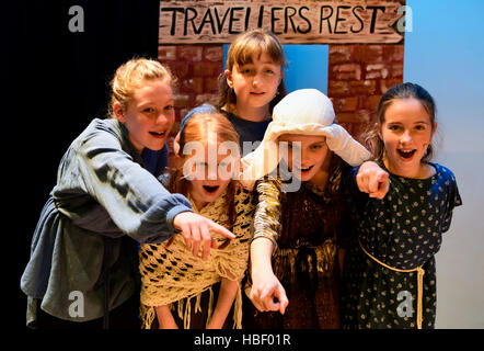 Pour les élèves de l'école junior dans leur école Noël 2016 jouer, Hampshire, Royaume-Uni. Banque D'Images