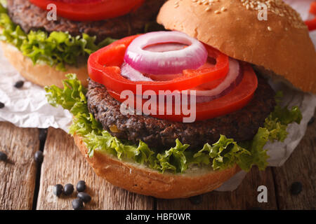 Burgers végétariens macro haricots noirs sur la table. L'horizontale Banque D'Images