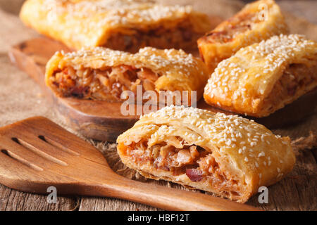 Tranches de gâteau avec du chou et saucisses macro sur la table horizontale. Banque D'Images