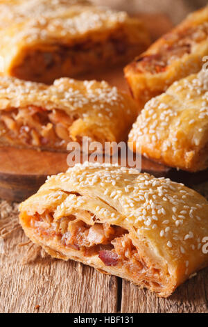 Tranches de gâteau avec du chou et saucisses macro sur la table verticale. Banque D'Images