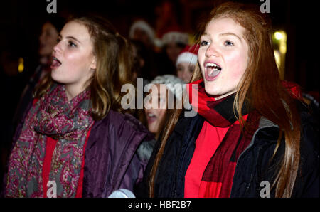 Les jeunes acteurs d'effectuer dans la rue principale à l'allumage des 2016 villages de lumières de Noël, Haslemere, Surrey, UK. Banque D'Images