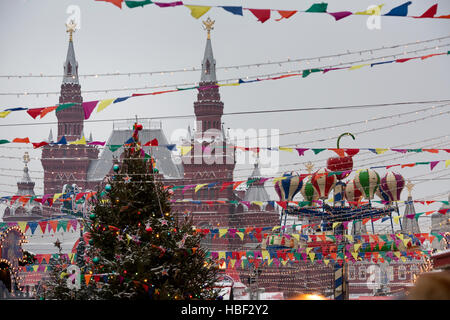 Vue sur la foire de Noël et le musée historique sur la Place Rouge à Moscou, Russie Banque D'Images