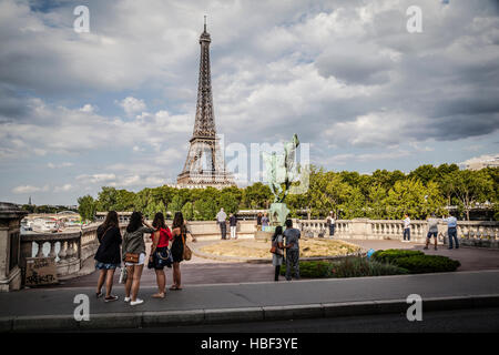 France va naître statue sur le pont Bir-Hakeim et de la Tour Eiffel Banque D'Images