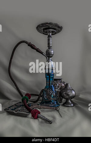 Nature morte à la pipe à eau. Nargile-Hookah avec équipement gravé Banque D'Images