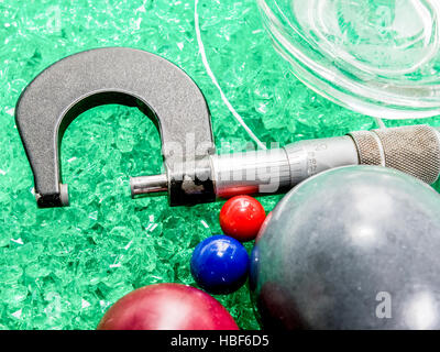 Micromètre avec perles et boules. Perles colorées en plastique et d'un micromètre pour mesurer la balle en plastique Banque D'Images