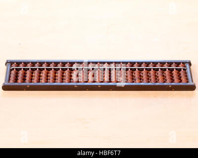 Abacus Soroban japonais appelé sur table en bois Banque D'Images