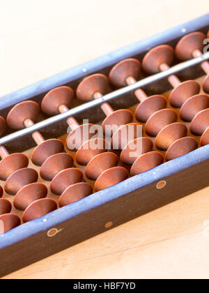 Abacus Soroban japonais appelé sur table en bois Banque D'Images