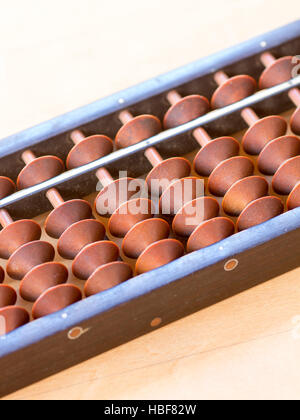 Abacus Soroban japonais appelé sur table en bois Banque D'Images