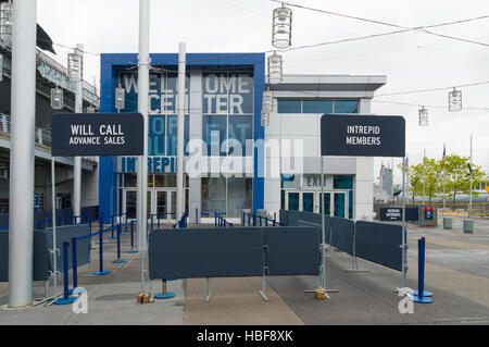 NEW YORK CITY - 1 mai 2016 : Entrée de l'Intrepid Museum de Manhattan. New York City's Intrepid Sea, Air & Space Museum est l'un des complexe Banque D'Images