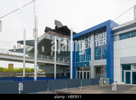 NEW YORK CITY - 1 mai 2016 : Entrée de l'Intrepid Museum de Manhattan. New York City's Intrepid Sea, Air & Space Museum est l'un des complexe Banque D'Images