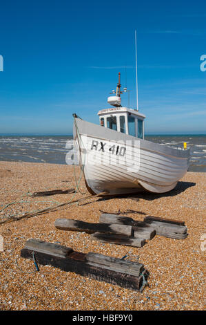 Bateaux de pêche tiré vers le haut sur la plage à Dungeness. Banque D'Images