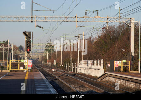 Les fils d'électricité frais généraux sur la voie ferroviaire à la gare de Liverpool south parkway Banque D'Images