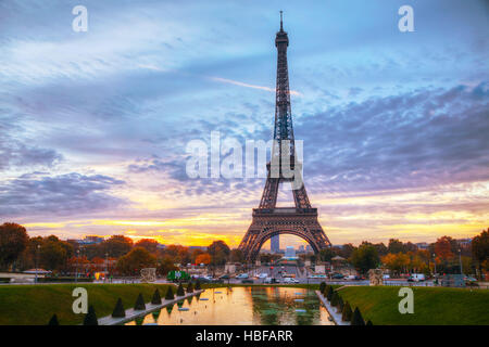 Vue urbaine avec la Tour Eiffel à Paris, France au lever du soleil Banque D'Images